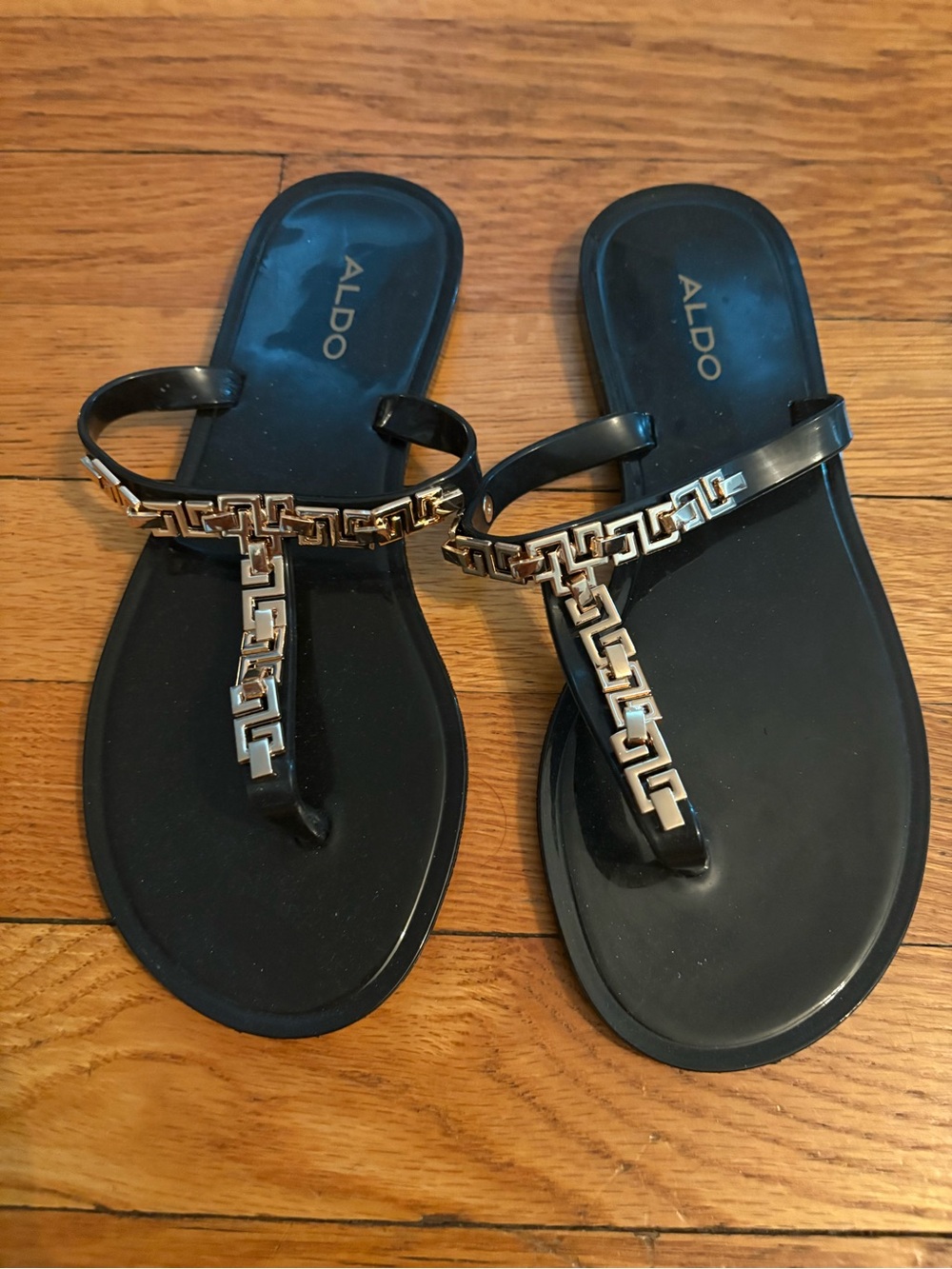 NWOT ALDO Women’s Black T-Strap Sandals with Gold Metal Accents sz 6